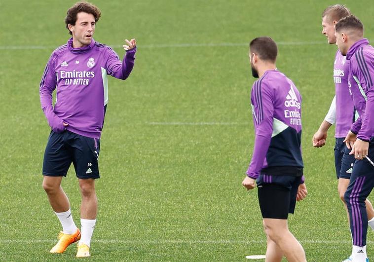 Álvaro Odriozola da el primer paso y comunica al Real Madrid su deseo de regresar a la Real Sociedad
